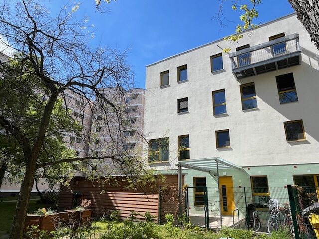 Garden and residential building on Campus Blücher